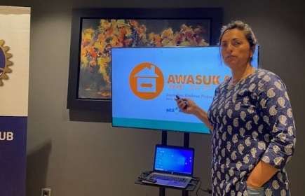 Monica Sans exposant el projecte Awasuka