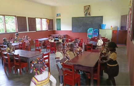 Pla general d'una aula de l'escola de Ngovayang