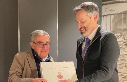 Àngel Ros (esq.) rebent obsequi del President del RC Cambrils per la seva participació