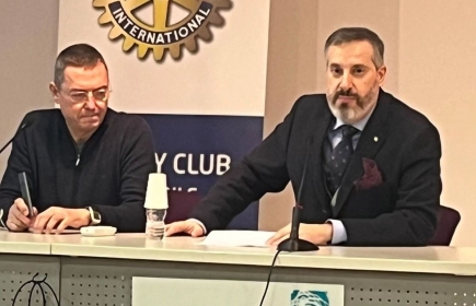 Dr. Salvador Sarrà (esquerra) i el president del RC Cambrils (dreta) a la presentació de la conferència en el Centre Cultural
